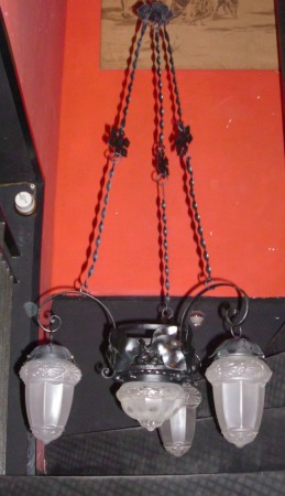 Lampadario Liberty, Ferro battuto e vetro di Murano Satinato, Produzione Cav. Minghitto Ranieri Bari, 1915/1930 ca 45 x 110 h cm